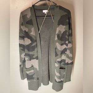 💚🖤💚Camo Cardigan!!